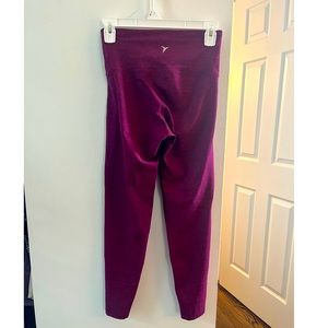 Old Navy Workout Leggings. Maroon color